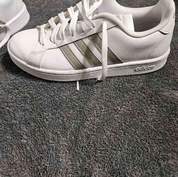 Womens Adidas size 7, white - Picture 3 of 3